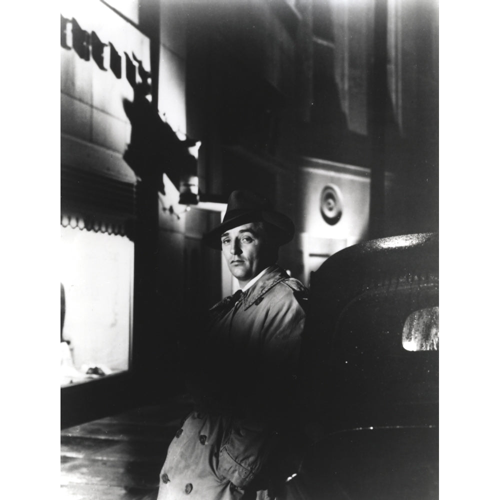 Film still featuring Robert Mitchum leaning on a car Photo Print Image 1