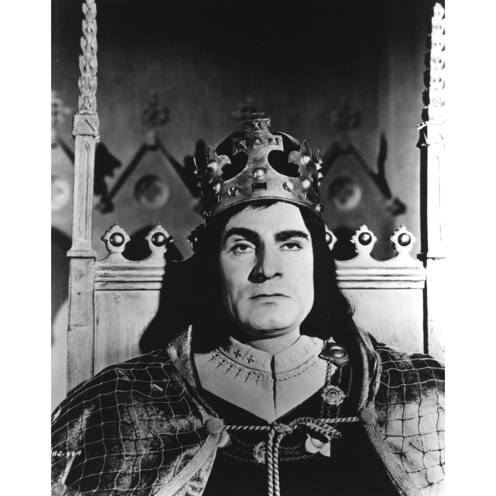 Laurence Olivier wearing a crown in Henry V Photo Print Image 1