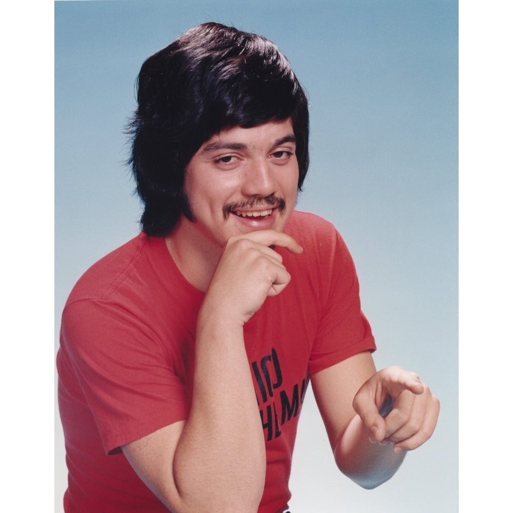 Freddie Prinze in Red T-Shirt Photo Print Image 1