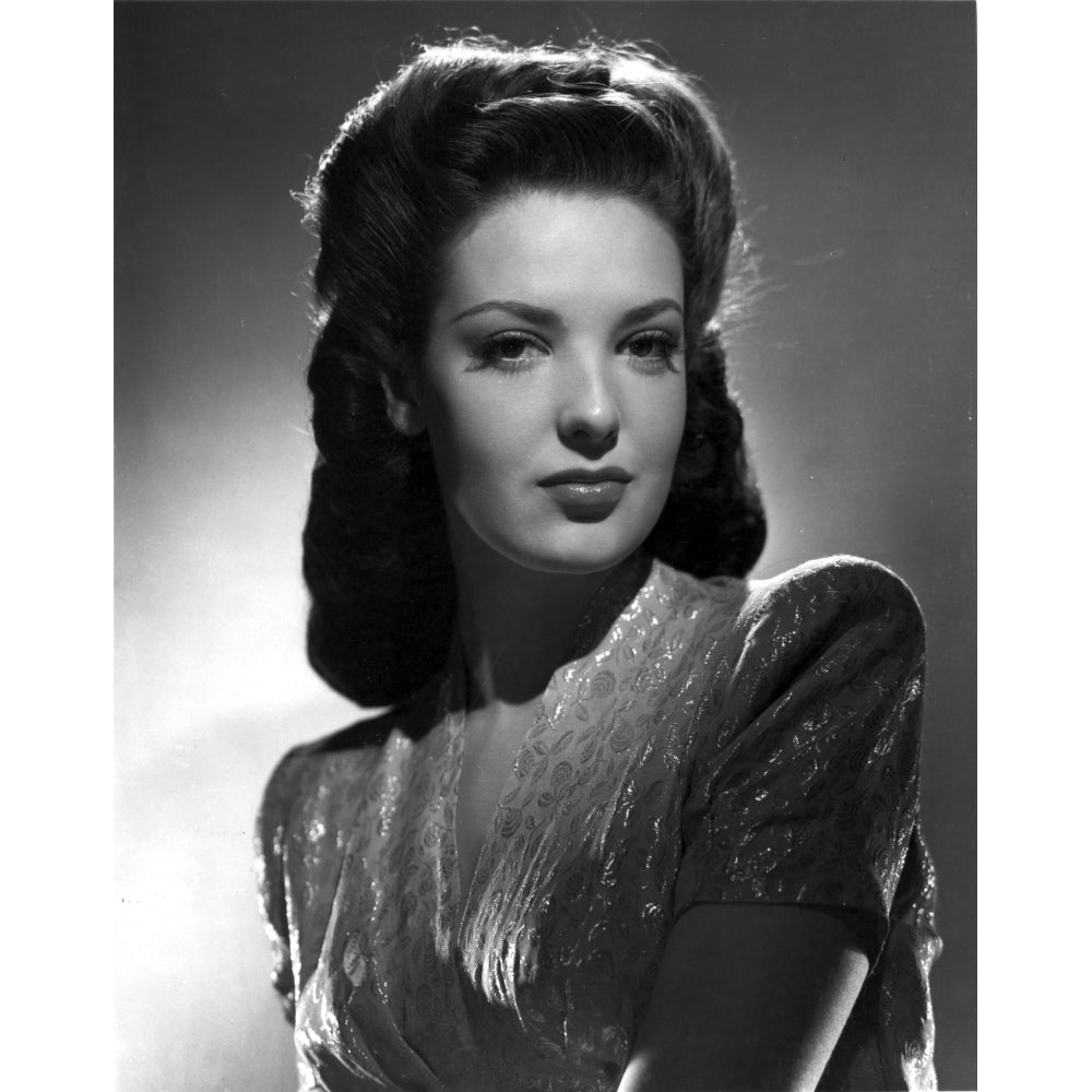 Linda Darnell Sexy posed in Black and White Photo Print Image 1