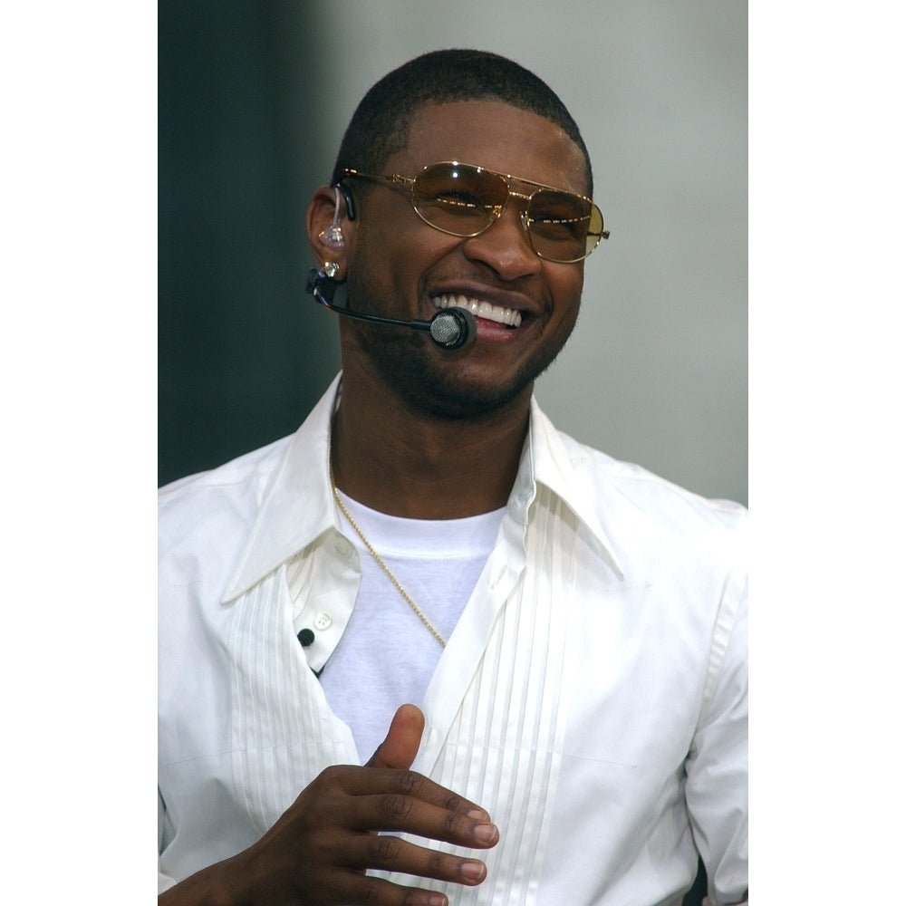 Usher Performs On The Abc Good Morning America Bryant Park Concert Series July 30 2004 In York. (Photo By Brad Image 2