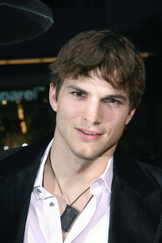 Ashton Kutcher At Arrivals For Guess Who Premiere GraumanS Chinese Theatre Los Angeles Ca Sunday March 13 2005. Image 1