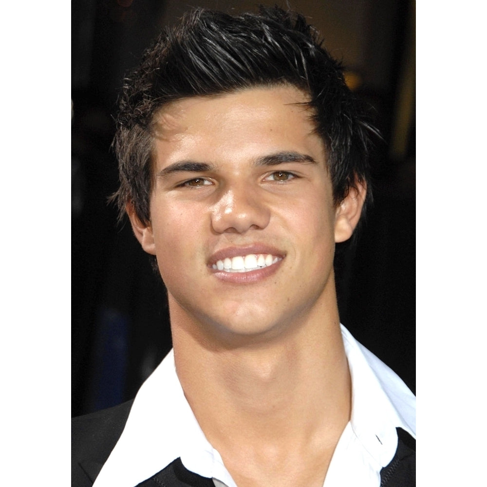 Taylor Lautner At Arrivals For Premiere Twilight Mann Village And Bruin Theaters Los Angeles Ca November 17 2008. Image 2