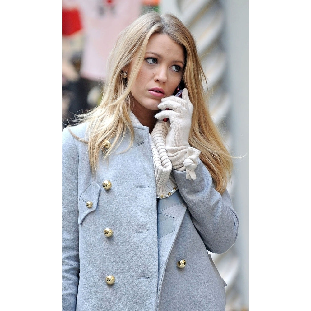 Blake Lively On Location For Gossip Girl Season Three Shooting In Manhattan 44Th Street And Sixth Avenue York Ny Image 2