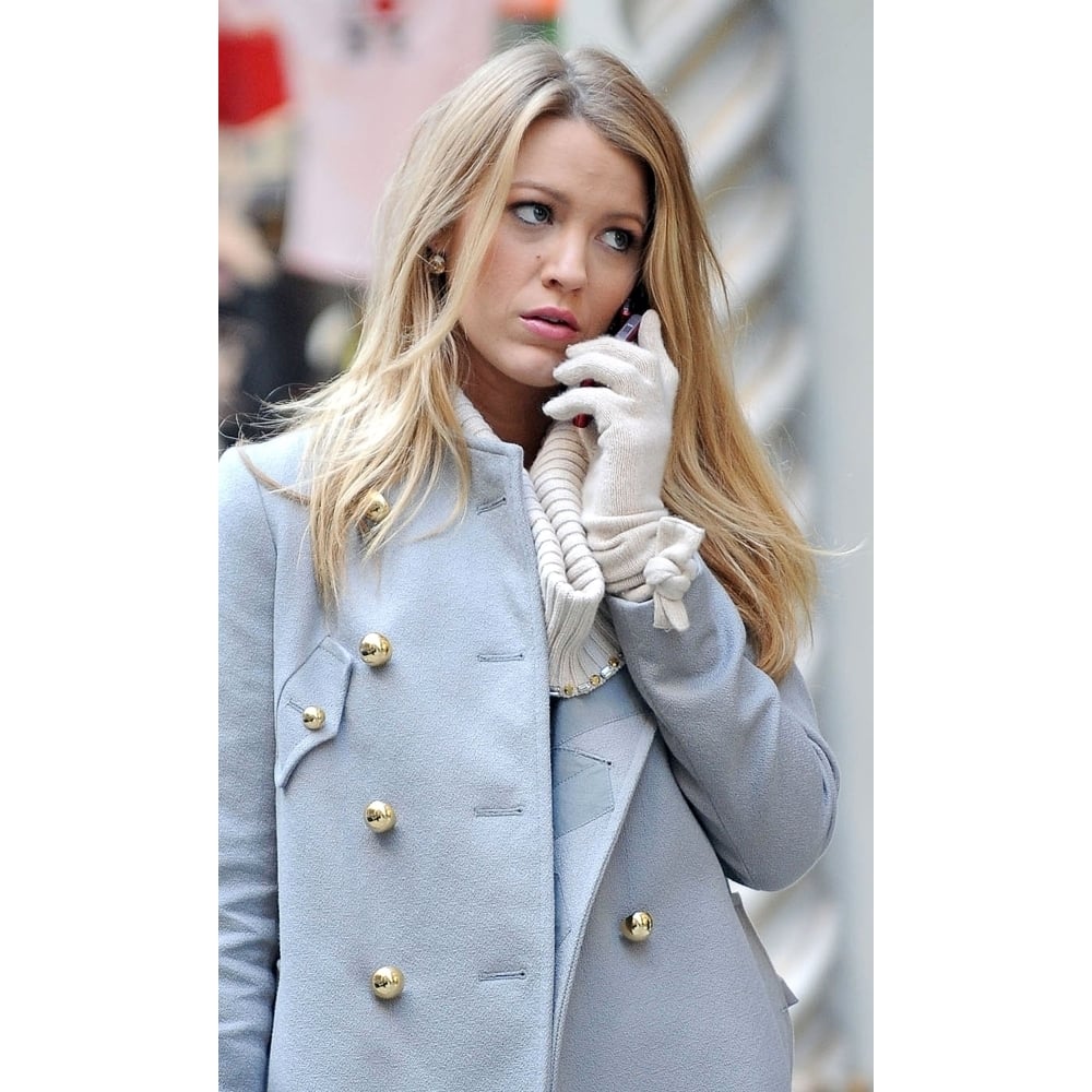 Blake Lively On Location For Gossip Girl Season Three Shooting In Manhattan 44Th Street And Sixth Avenue York Ny Image 1