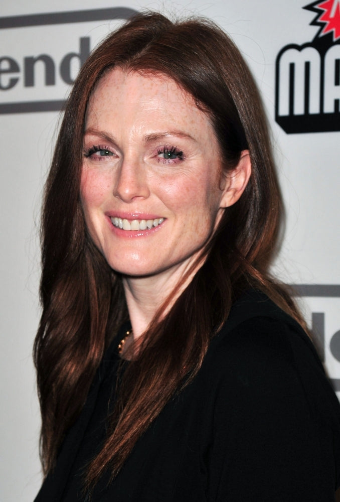 Julianne Moore In-Store Appearance Super Mario Bros. Video Game Launch Wii Celebrates 25Th Anniversary Image 1