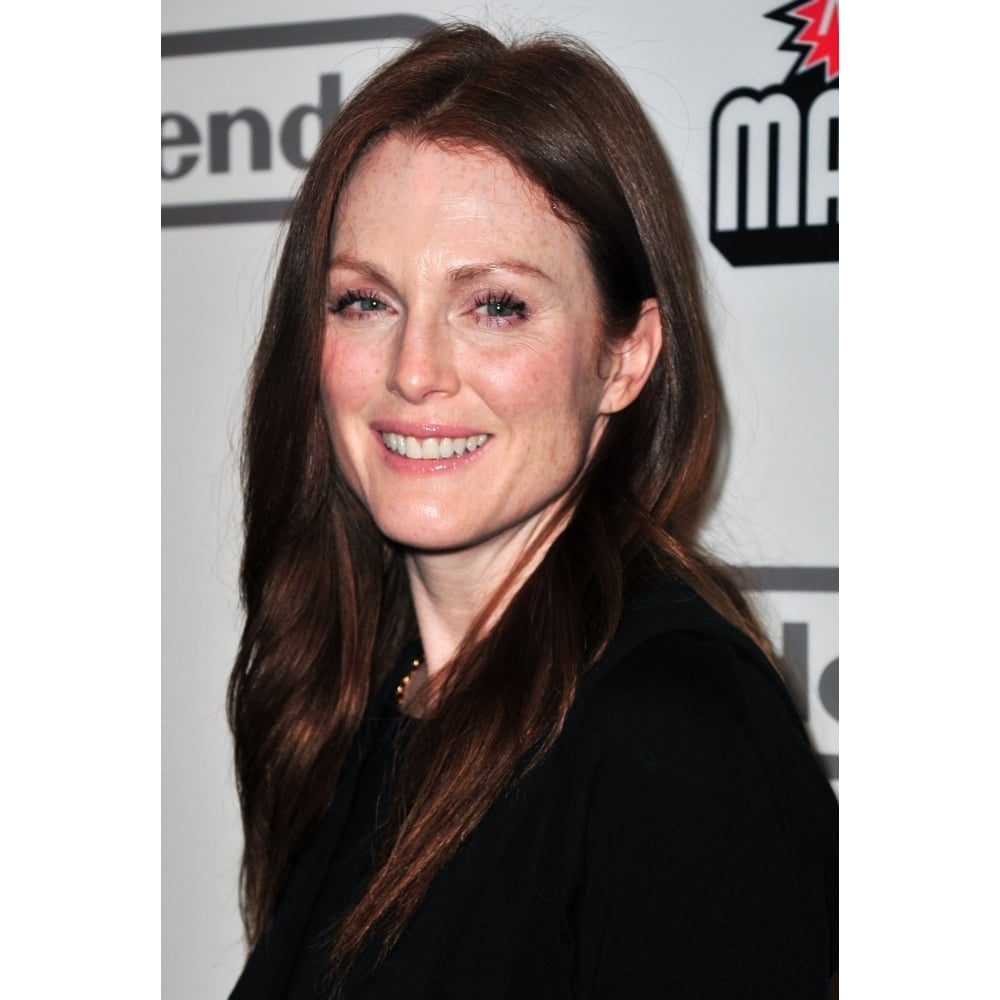 Julianne Moore In-Store Appearance Super Mario Bros. Video Game Launch Wii Celebrates 25Th Anniversary Image 1