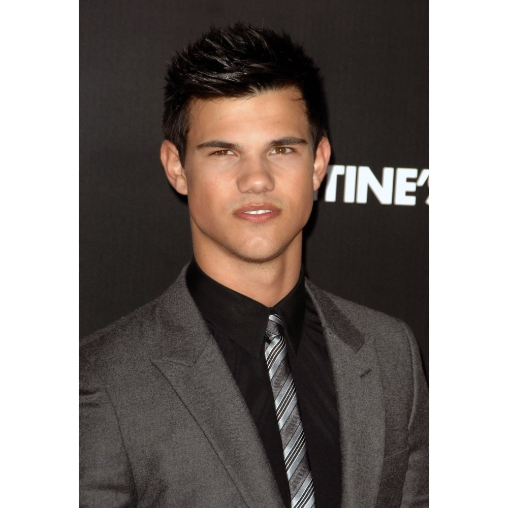 Taylor Lautner At Arrivals For ValentineS Day Premiere GraumanS Chinese Theatre York Ny February 8 2010. Photo Image 2