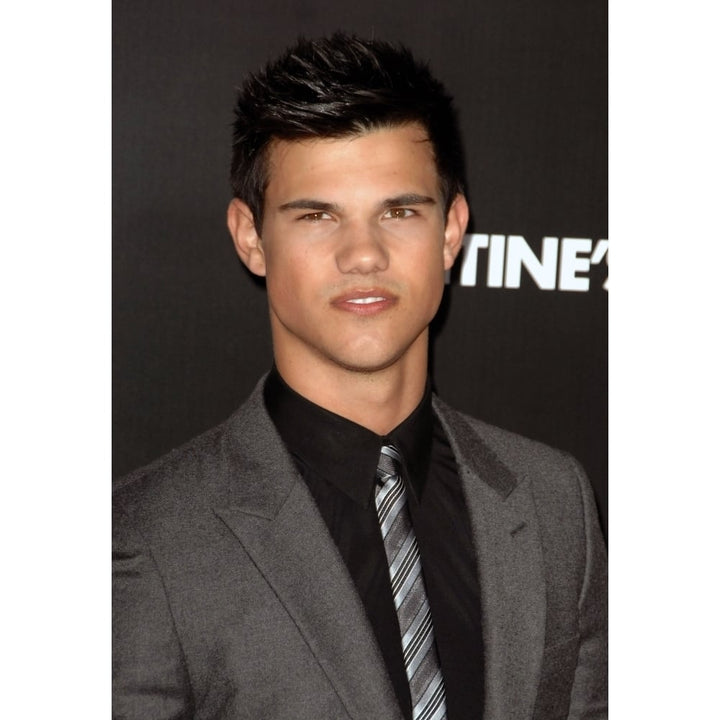 Taylor Lautner At Arrivals For ValentineS Day Premiere GraumanS Chinese Theatre York Ny February 8 2010. Photo Image 1