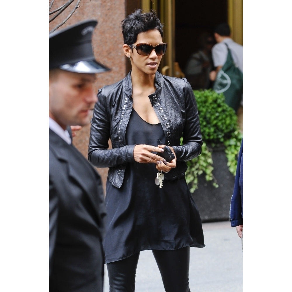 Halle Berry Walks In Midtown Manhattan Out And About For Celebrity Candids - Friday York Ny April 30 2010. Image 2