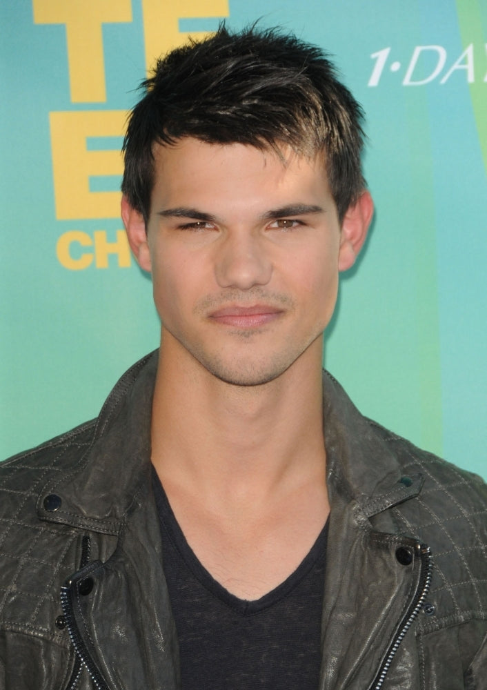 Taylor Lautner At Arrivals For 2011 Teen Choice Awards - Arrivals Gibson Amphitheatre Los Angeles Ca August 7 2011. Image 1