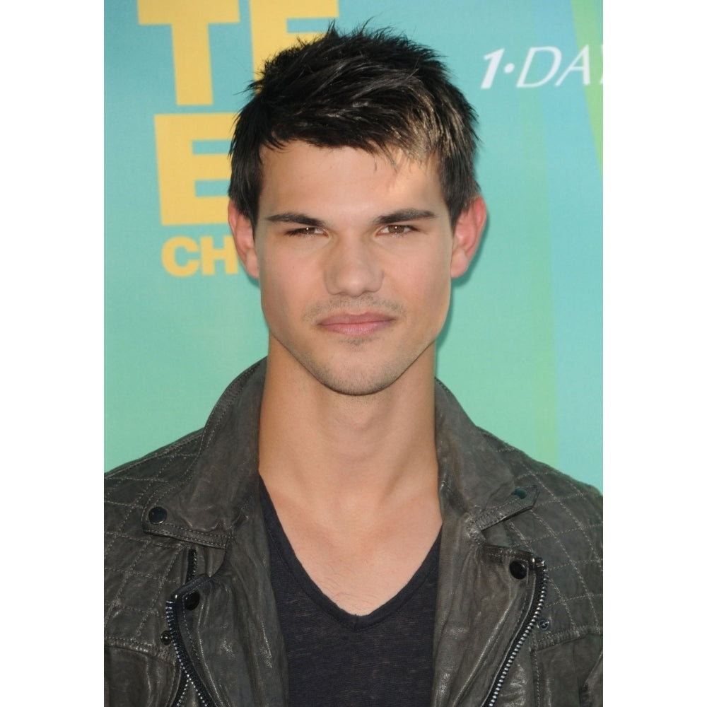 Taylor Lautner At Arrivals For 2011 Teen Choice Awards - Arrivals Gibson Amphitheatre Los Angeles Ca August 7 2011. Image 2