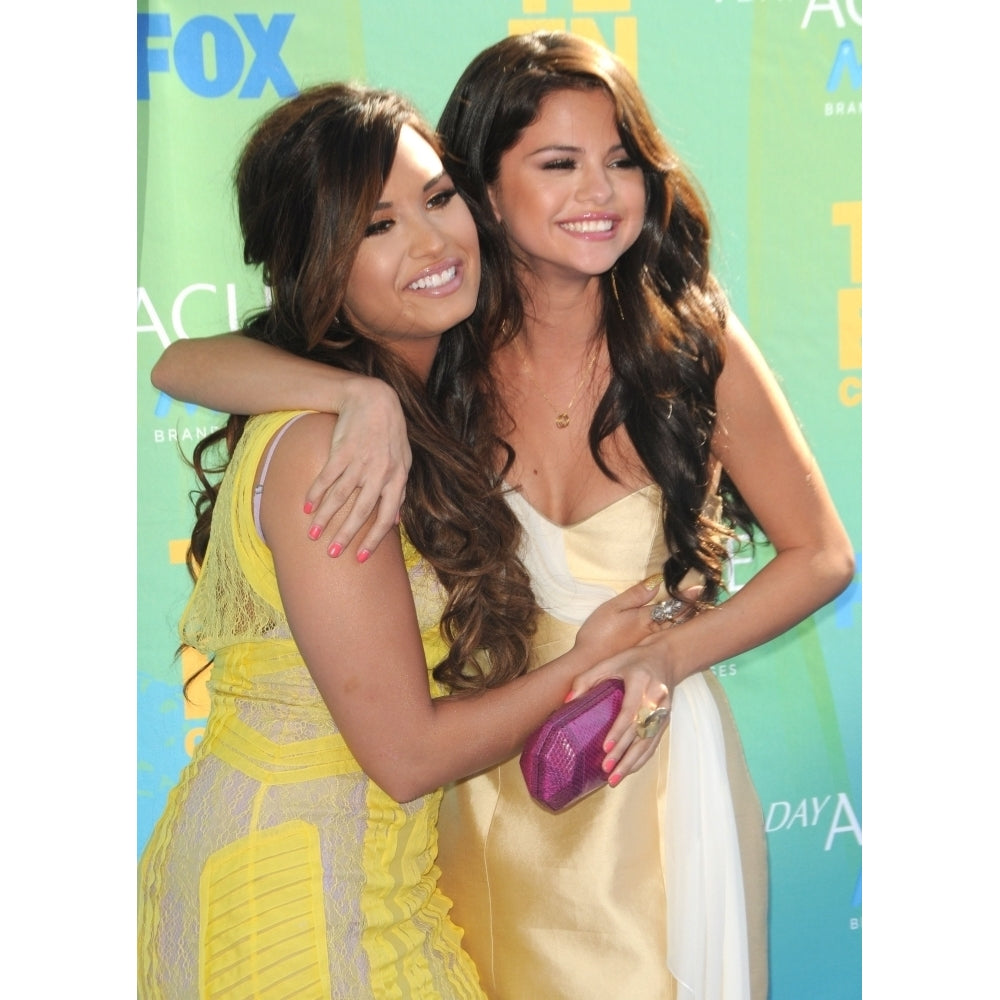 Demi Lovato Selena Gomez At Arrivals For 2011 Teen Choice Awards - Arrivals Gibson Amphitheatre Los Angeles Ca Image 2