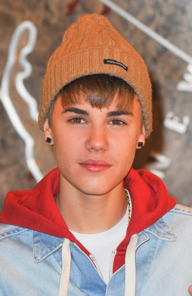 Stin Bieber A Public Appearance Justin Bieber Lights Empire State Building Honor Marine Toys Tots Foundation Image 1