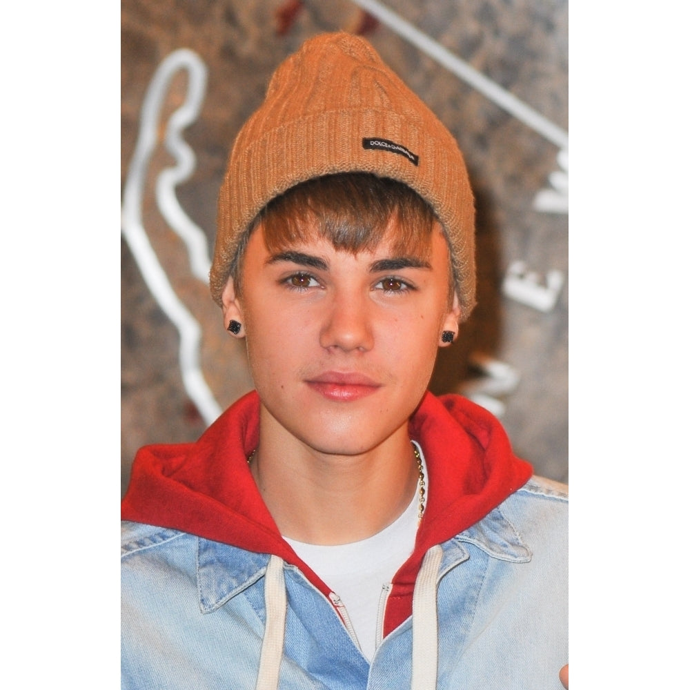 Stin Bieber A Public Appearance Justin Bieber Lights Empire State Building Honor Marine Toys Tots Foundation Image 2