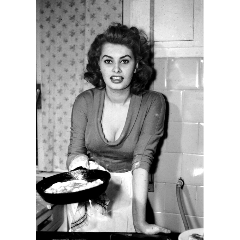 Sophia Loren cooking an omelette Photo Print Image 1