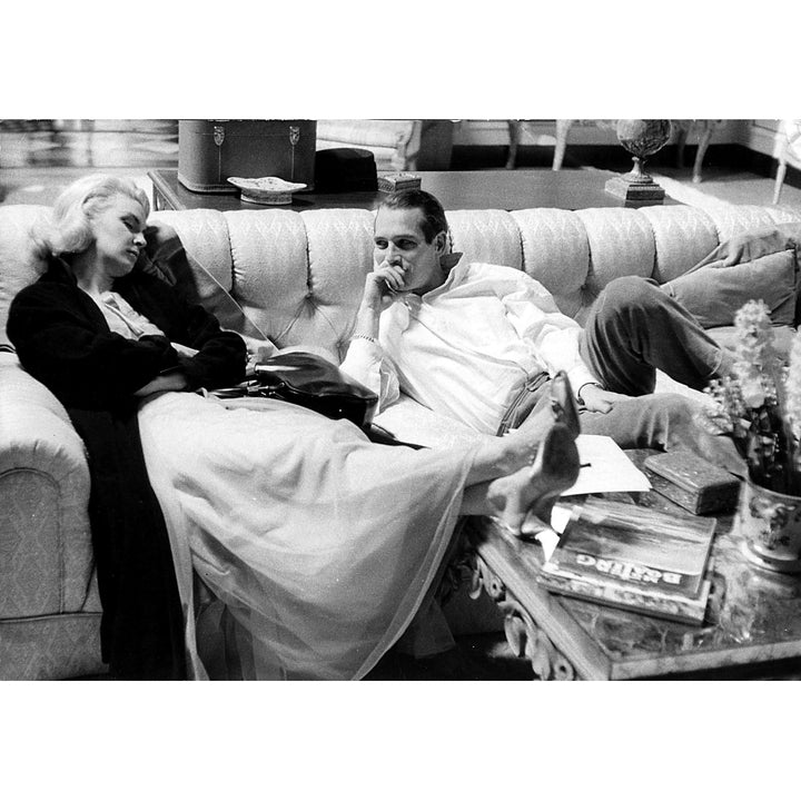 Paul Newman and Joanne Woodward on a sofa Photo Print Image 1