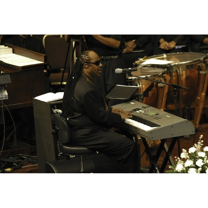 Stevie Wonder performing at Johnnie Cochran Jrs funeral Photo Print Image 1