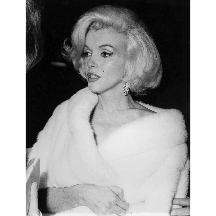 Marilyn Monroe wearing a faux stole Photo Print Image 1