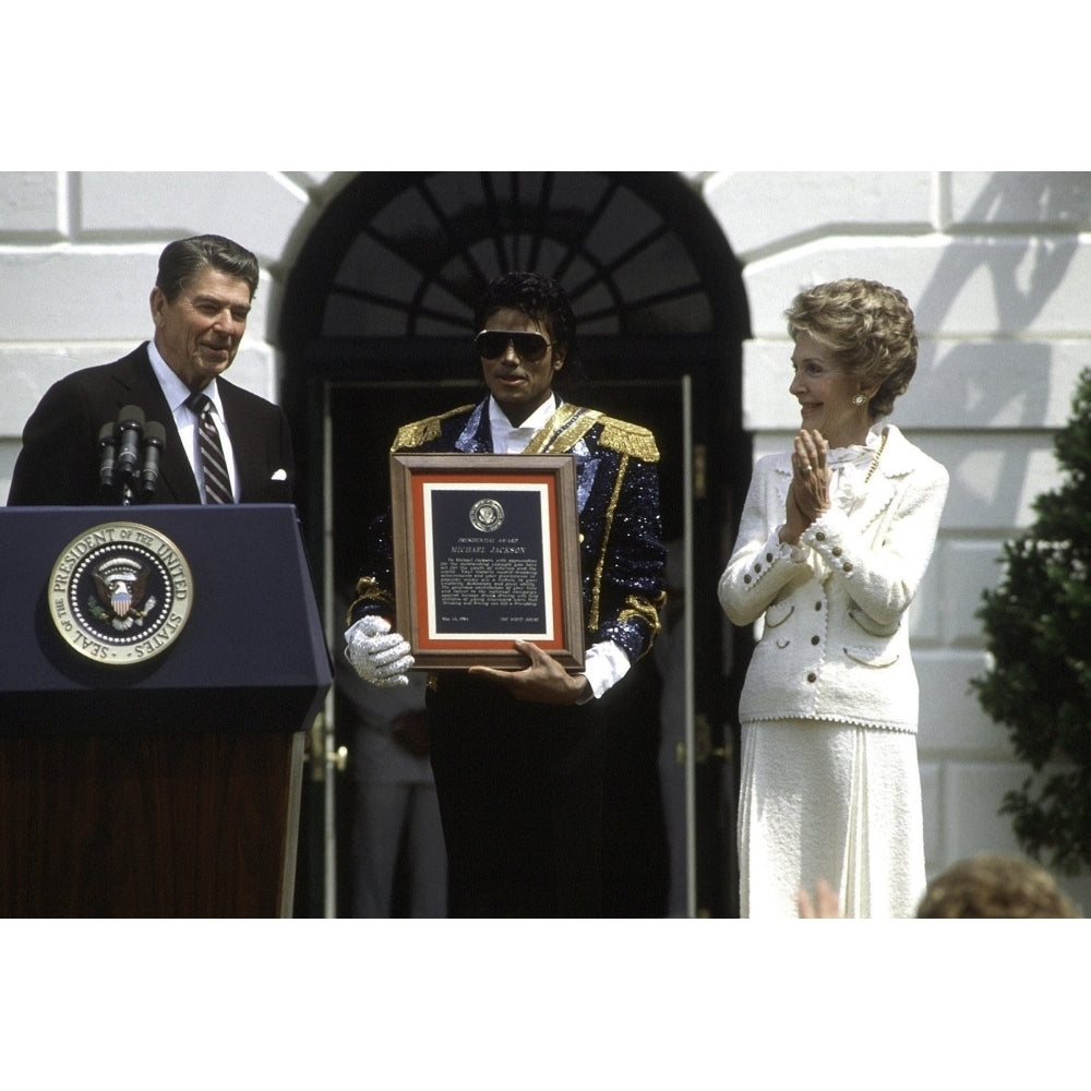 Michael Jackson receiving an award from Ronald and Nancy Reagan Photo Print Image 1