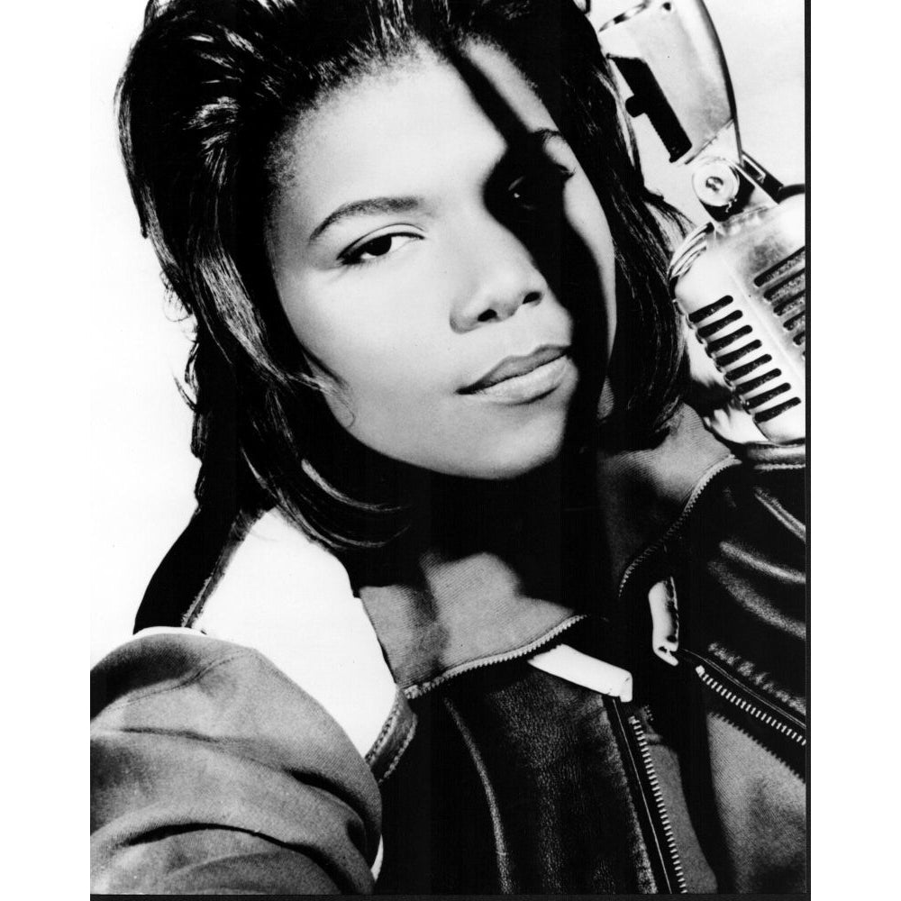 Queen Latifah With Microphone Black And White Photo Print - Item MVM02432 Image 1