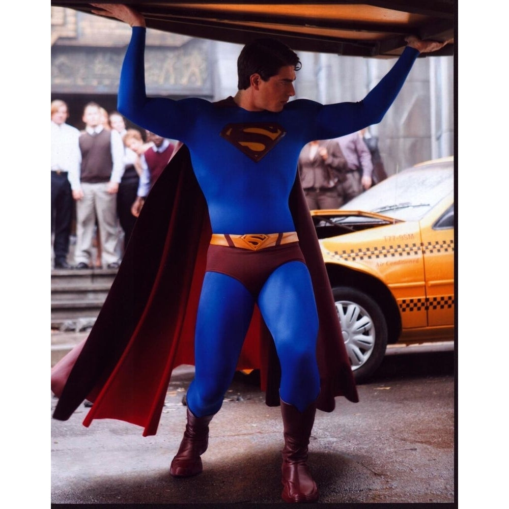 Brandon Routh Lifting Car In Superman Returns Photo Print - Item MVM02276 Image 1