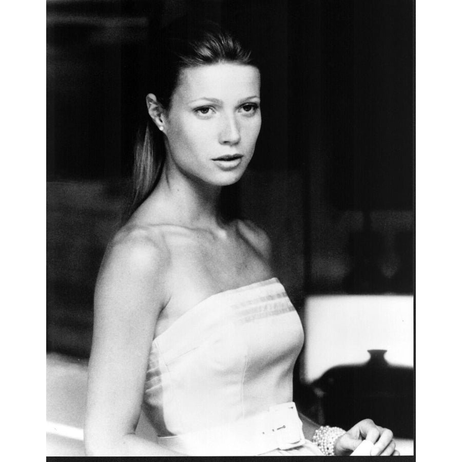 Gwyneth Paltrow Wearing Strapless Top In Great Expectations Black And White Photo Print - Item MVM03761 Image 1