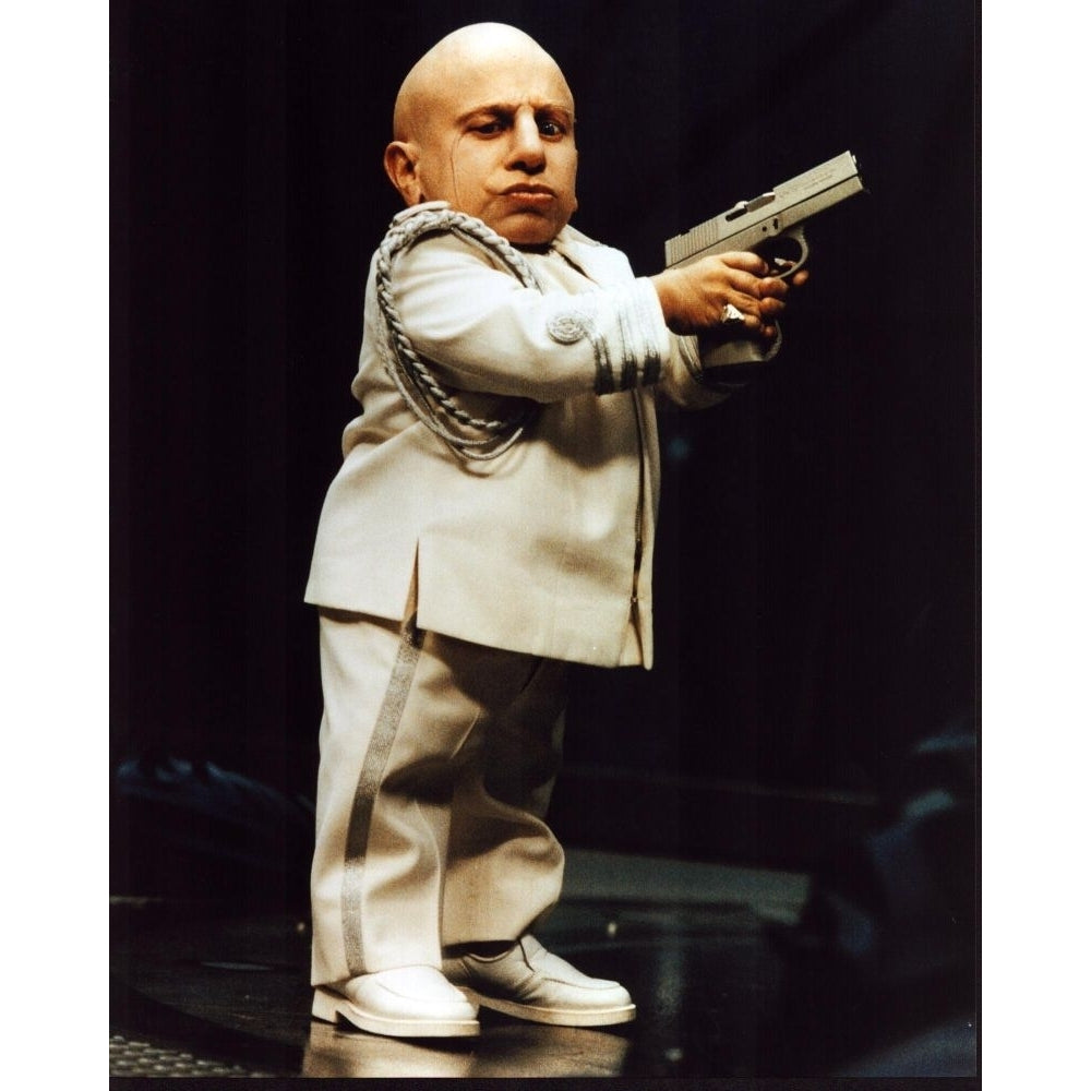 Verne Troyer As Mini Me Austin Powers In Goldmember Photo Print - Item MVM01651 Image 1