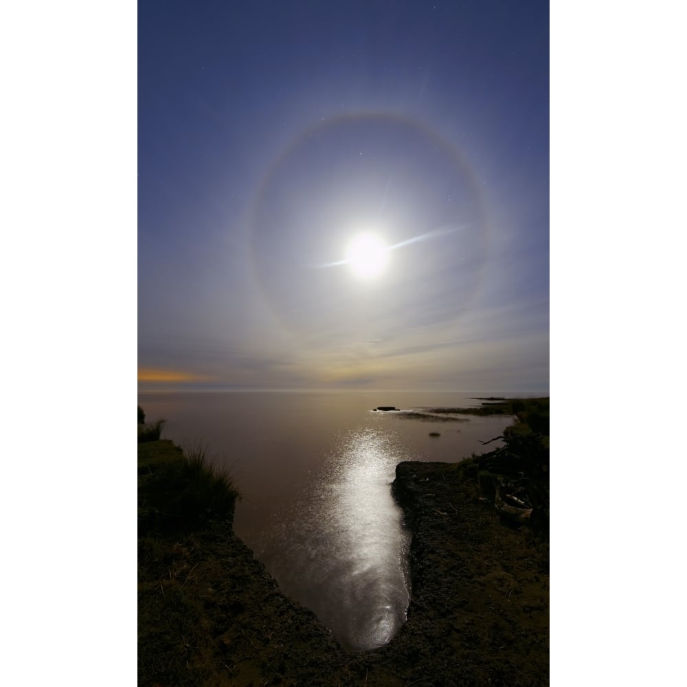 A 22 degrees halo around the 2013 supermoon Poster Print Image 1