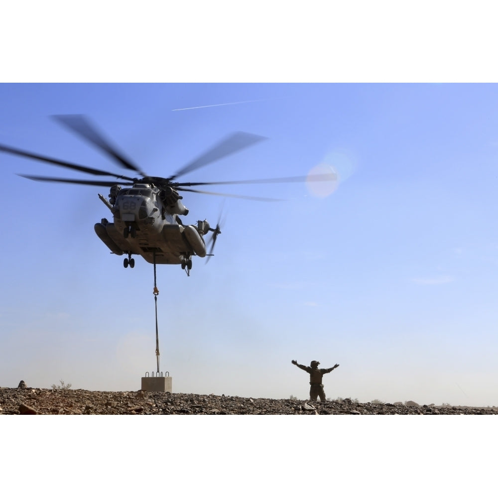 A CH-53E Super Stallion conducts a 20 000 pound lift Poster Print Image 1