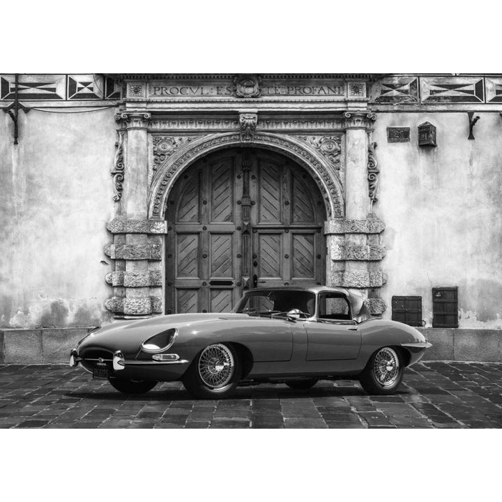 Roadster in front of Classic Palace-VARPDX3AP3840 Image 1