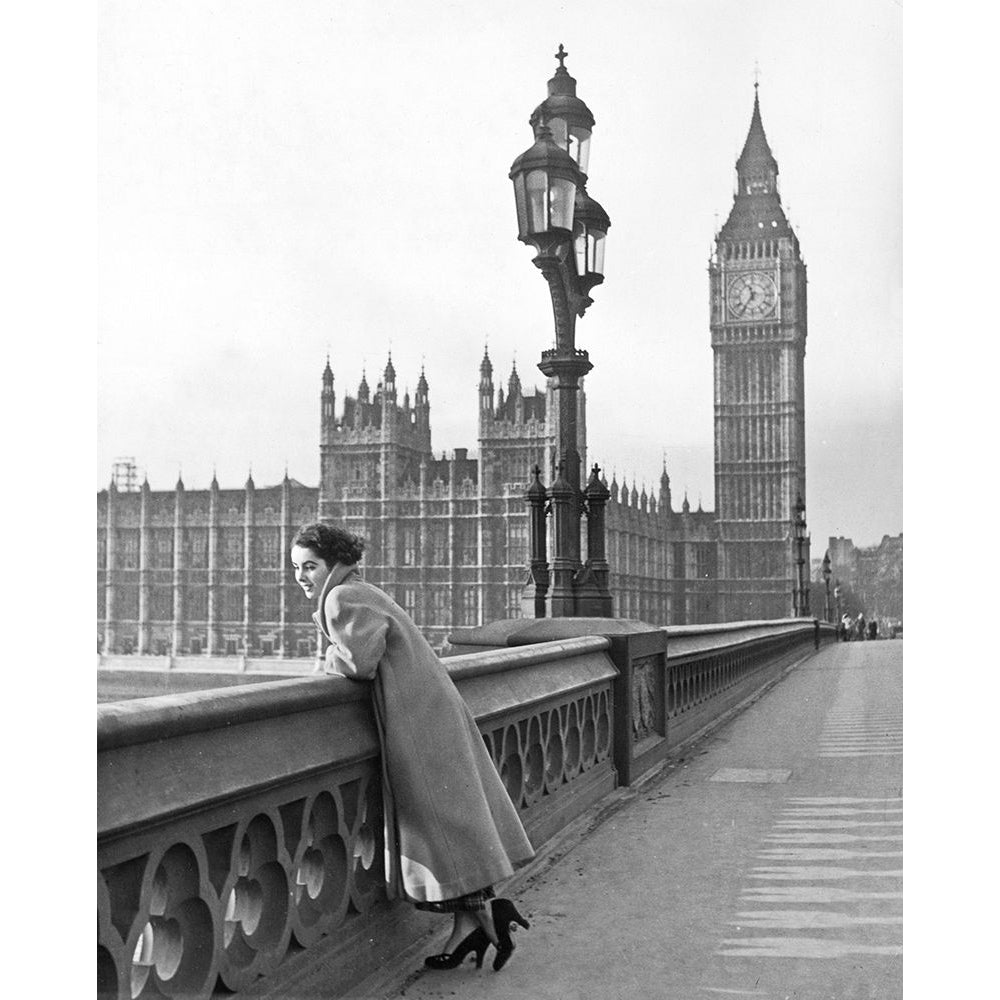 Elizabeth Taylor in London Poster Print by Hollywood Photo Archive Hollywood Photo Archive-VARPDX490014 Image 1