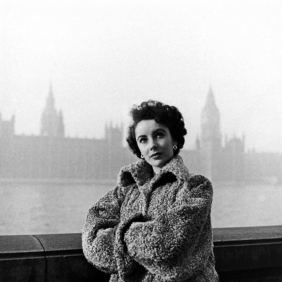 Elizabeth Taylor in London Poster Print by Hollywood Photo Archive Hollywood Photo Archive-VARPDX490085 Image 1