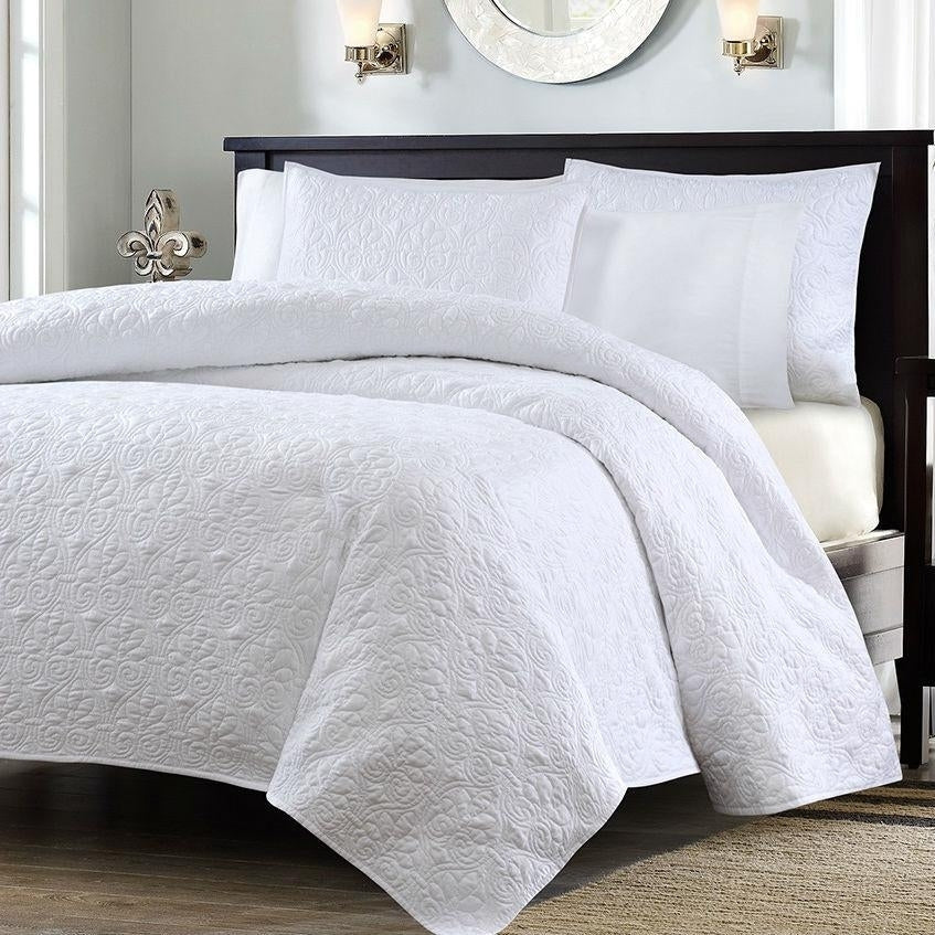 Full / Queen White Classic Coverlet Quilt Set with 2 Shams Image 1