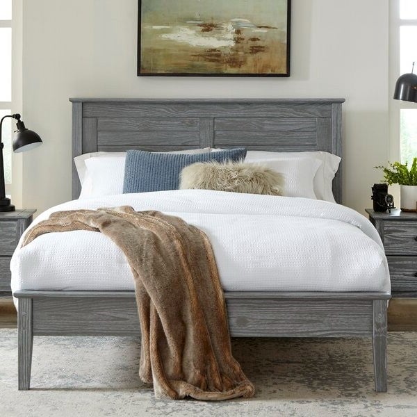 Contemporary Grey Solid Pine Platform Bed in Queen Size Image 3