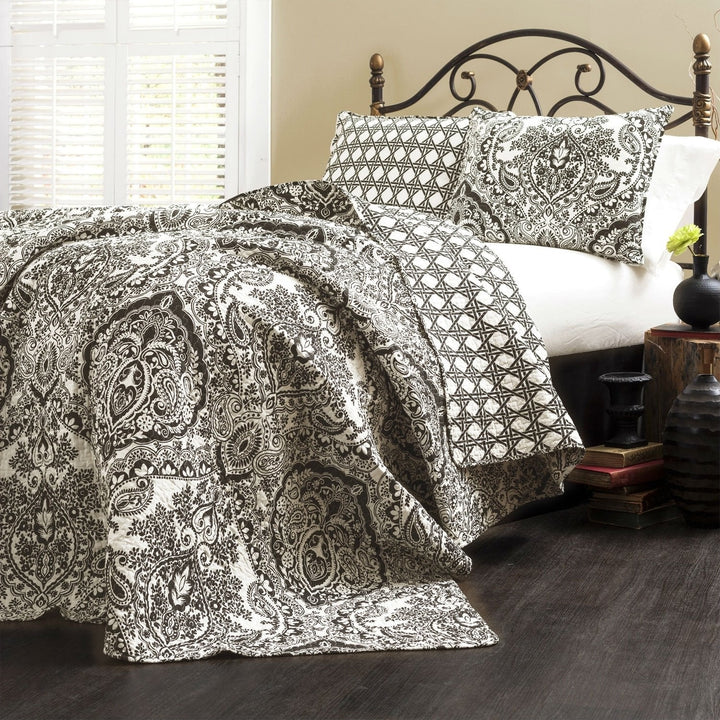 King size 3-Piece Cotton Quilt Set in Black White Paisley Damask Image 1