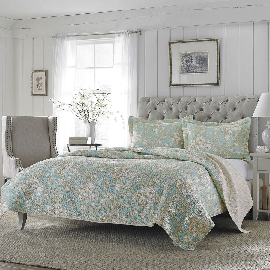 King size 3-Piece Reversible Cotton Quilt Set with Seafoam Blue Beige Floral Pattern Image 1