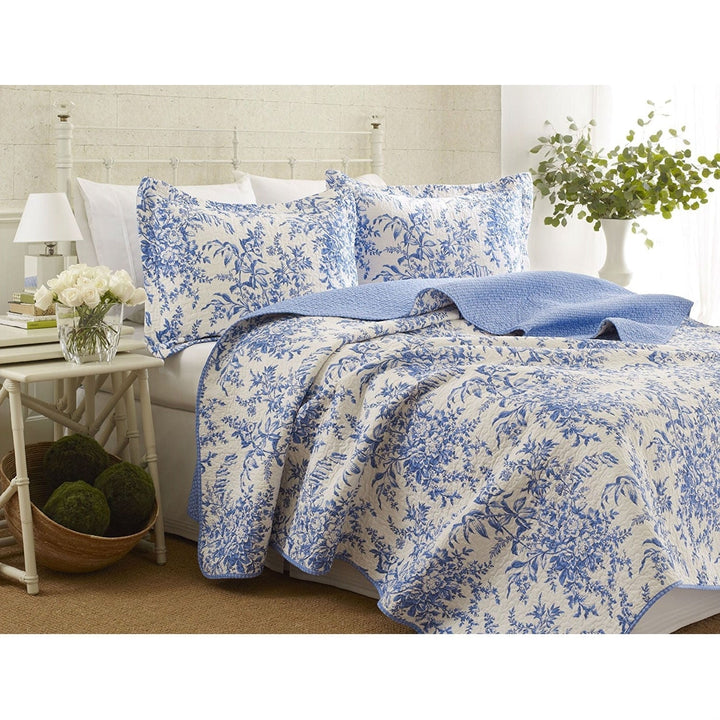 King size 100-Percent Cotton Quilt Bedspread Set with Blue White Floral Leaves Pattern Image 1