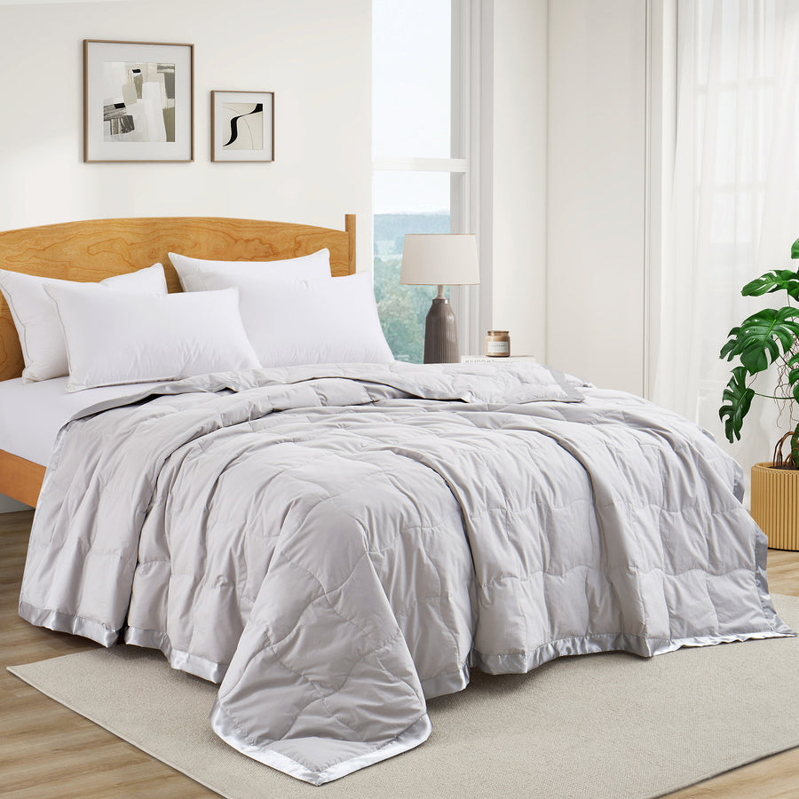 Luxurious Breathable Down Blanket - Cozy Comforter for Year-Round Use Image 1